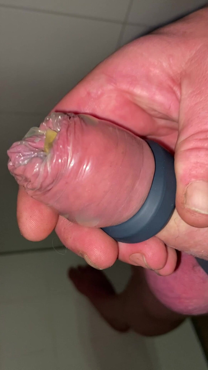 Foreskinguy: Pau sem cortes com bolas amarradas mija e goza na...