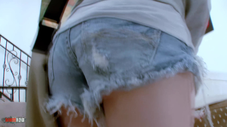 Porn-World: Esta pequena loira tem uma garganta muito profunda!