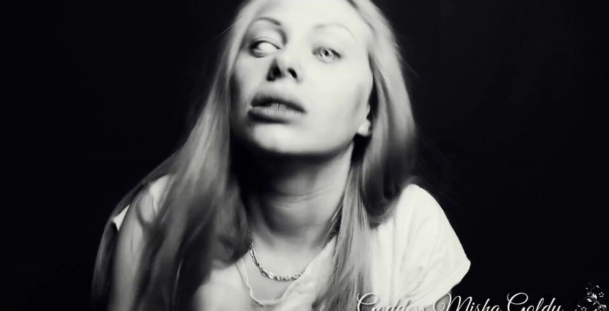 Goddess Misha Goldy: 수십 년 전 과학자들은 다른 세계로 가는 문을 여는 방법을 발견했습니다. 그들은 이 세상 뮤를 레게에 대한 헌사라고 불렀습니다.