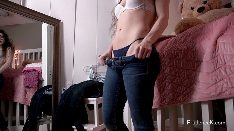 Prudence K Hairy & Shaving Fetish: Стриптиз: Примеряя джинсы в стрингах джинсовой моделирующей парафилии поклонения заднице