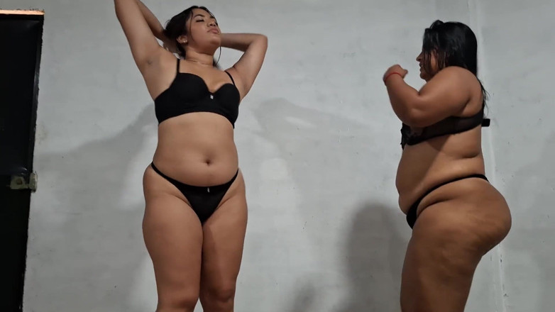 SugarPose: Dos chicas latinas culonas se desnudan y bailan juntas