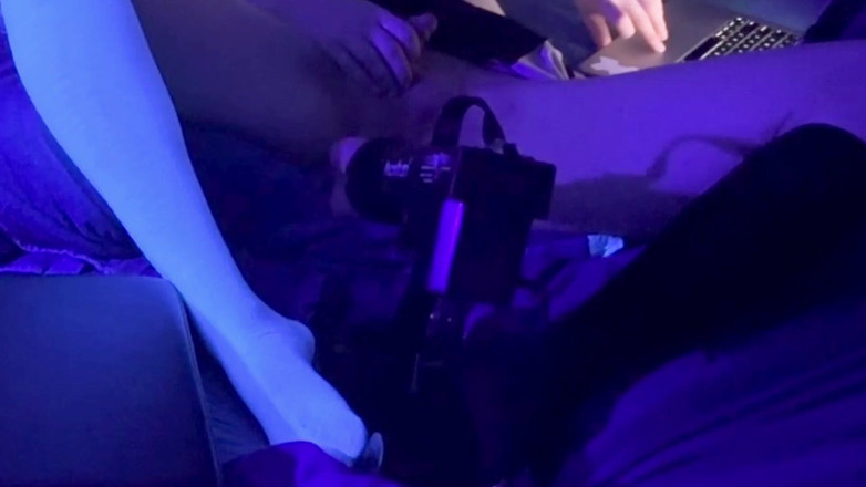 S1utTransPup: S1uttranspup blacklit odada 9 inçlik bir dildo alıyor