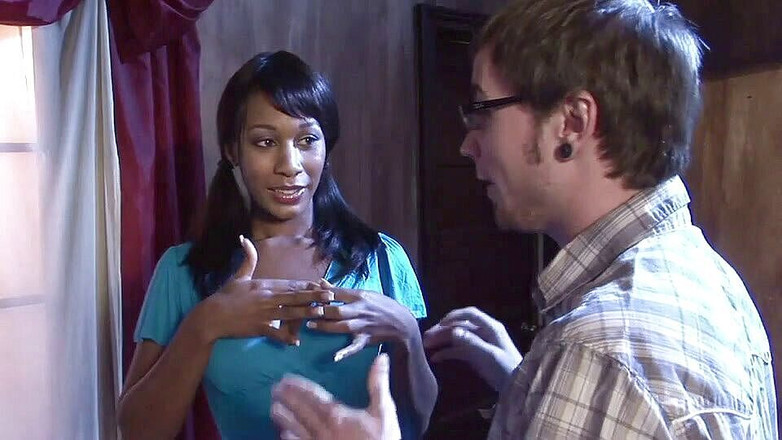 Radical Interracial: Lelaki geek mengongkek awek eboni panas