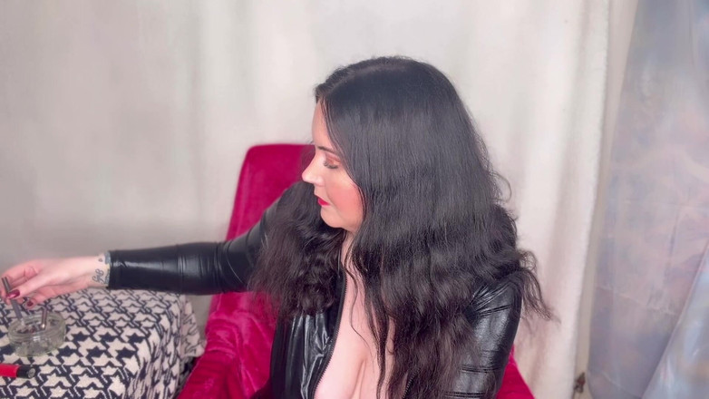 MissFFW: Mlle FFW prend une cigarette