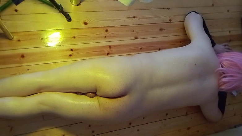 Kitty_Cross: Oyuncu kadın kılıklı beyaz kumlu sahilde yalınayak yürüyor