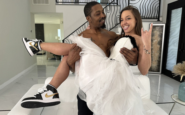 아미라 아다라: 가출한 신부 아미라 아다라