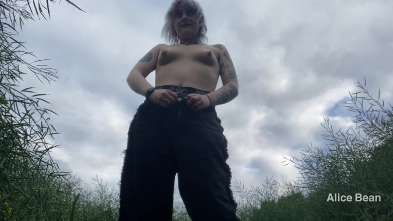 Alice Bean: Venkovní obnažování