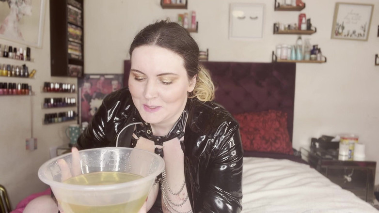 MissFFW: Bayan ffw işemek için patlıyor