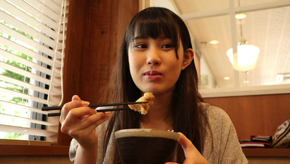 Strix: Schöne und unschuldige schlampe! Wie kannst du so versaut sein,...