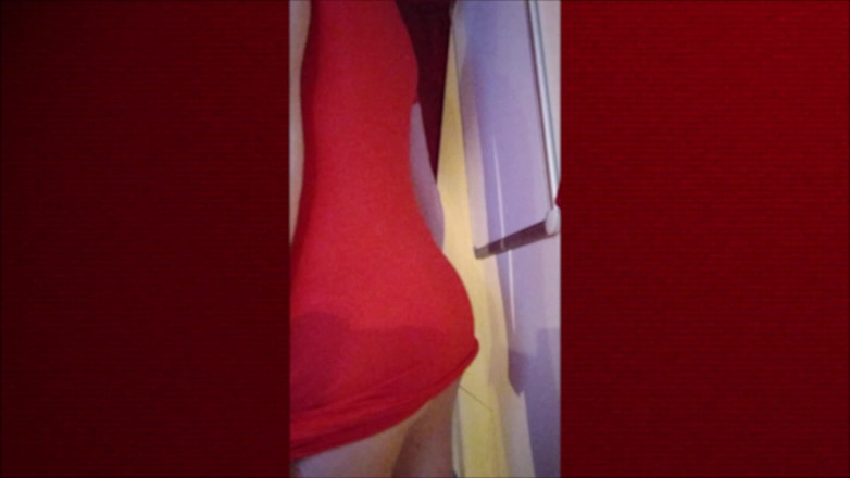 Joslin: Kadın kılıklı joslin kırmızı elbiseyle dans ediyor