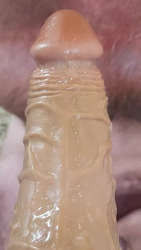 Emme ve salya sallama, götten ağza ve boşalma dahil olmak üzere dildo ile yakın çekim anal sikiş.