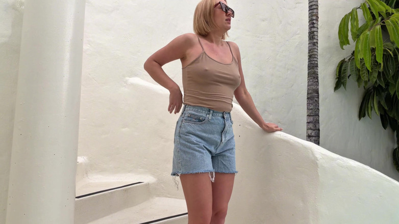 Emma Voyeur: 在露台上绝望地湿润牛仔短裤：再也忍不住了