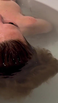 Capelli che galleggino sull'acqua primo piano