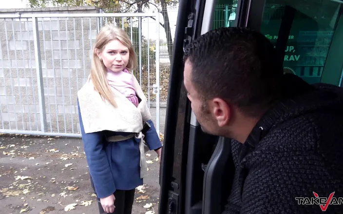 Take Van: Stranger erbjuder en åktur till söt förlorad blondin och knulla henne...