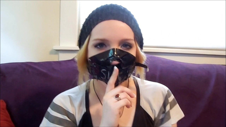 Selfgags classic: "La caissier secrète bâillonnée !"