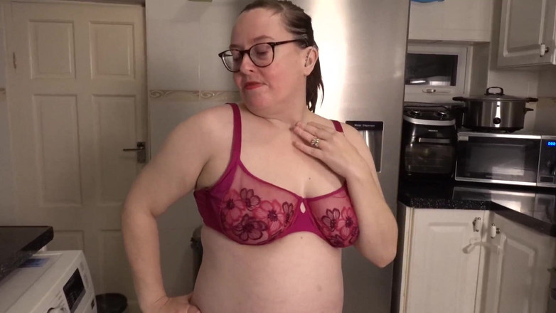 Littlevixen: Strip-tease sexy, legging, soutien-gorge et culotte dans la cuisine