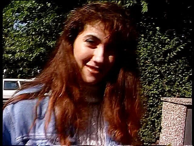 Lucky Cooch: Брюнетка німецька красуня дає інтерв'ю на відкритому повітрі