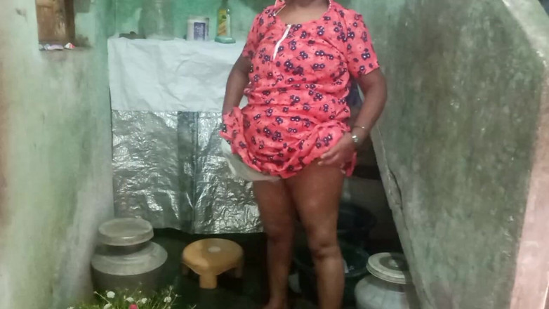 Priyanka314: 화장실 섹스에서 세탁하는 Priyanka 아줌마