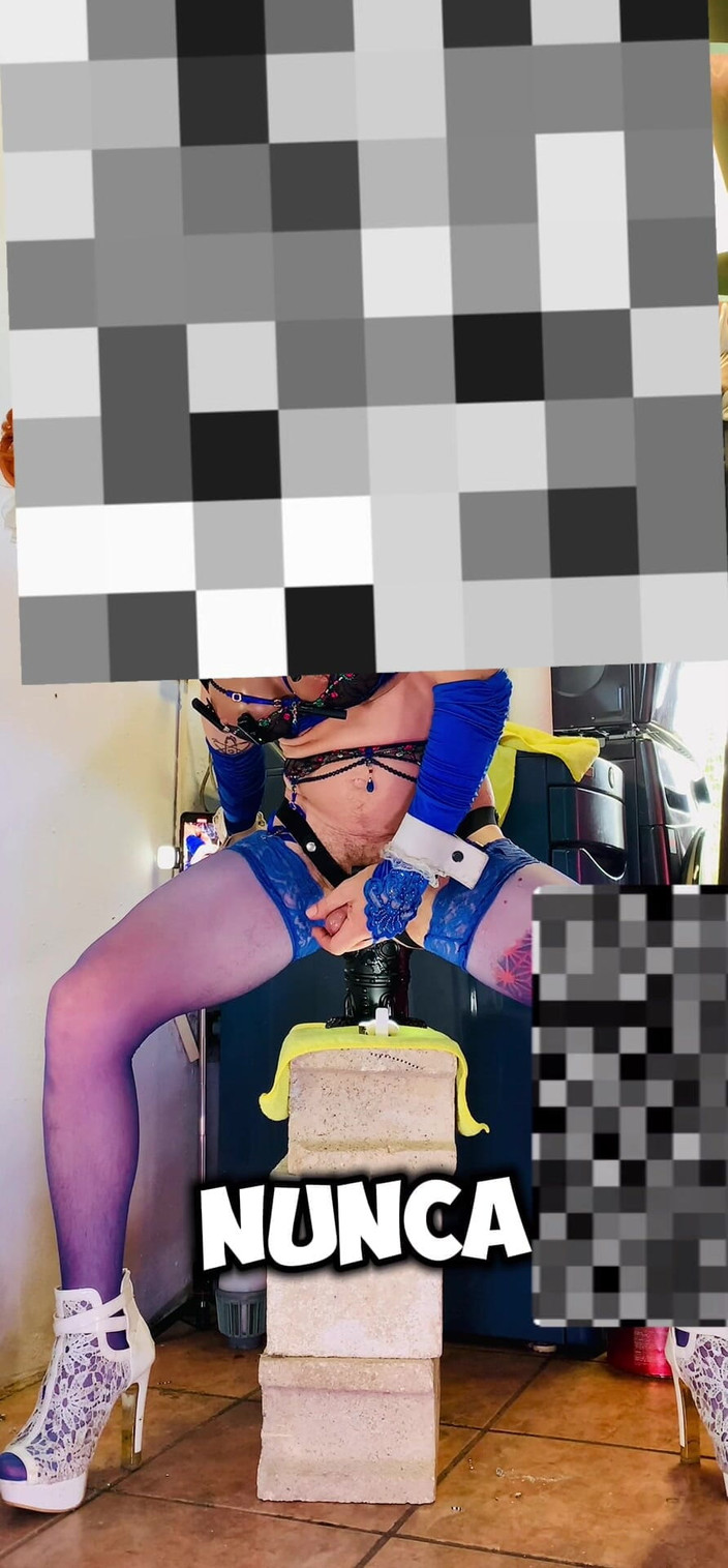 Benito414: Geile shemale met grote siliconen tieten wordt buiten in haar...