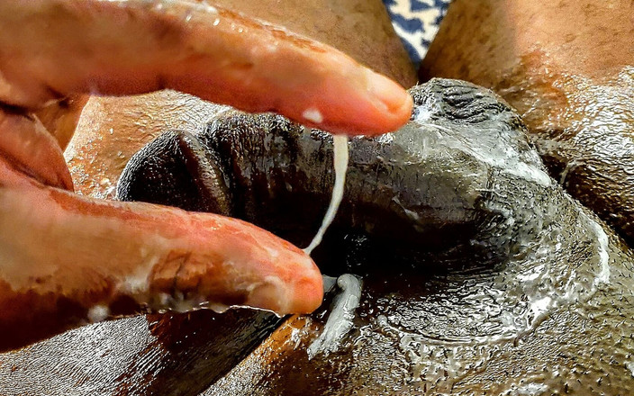 Golden flask of immortality: 不滅のエール、直射日光の当たるグラスで泡立つ透き通った、輝く精液