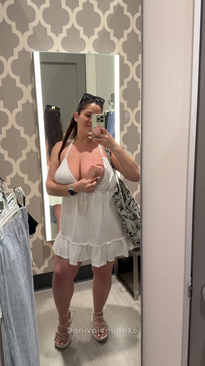 Dani Valentina: Nadržená šatna Solo - Orgasm ft. Dani Valentina