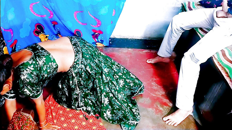 Rakul008: Le propriétaire baise la soubrette très sexy toute seule après...