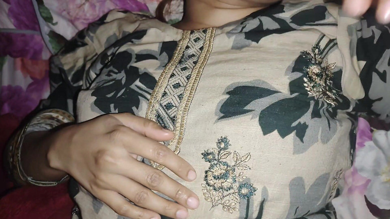 Sairaxsaim: Menekan puting dan memasukkan jari ke dalam memek