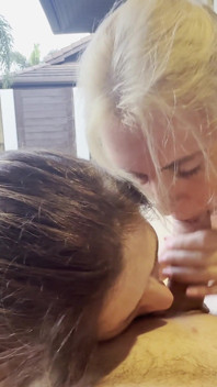 Deux filles sexy sucent une bite au bord de la piscine pendant les vacances, éjaculation sur le visage