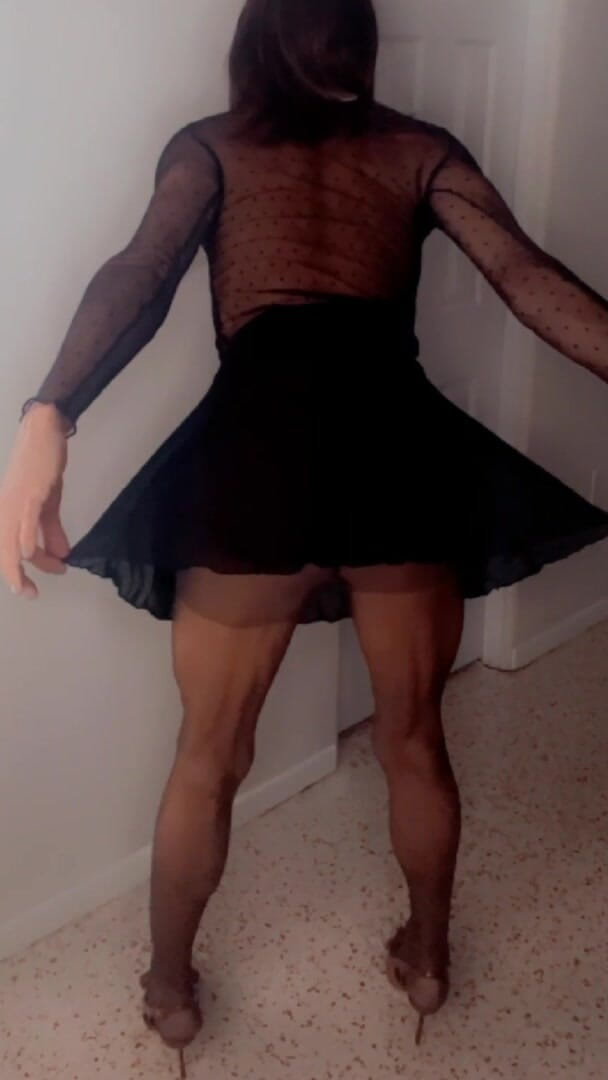 TVI Studios Val Parker: Travestit într-o fustă cu plasă din nailon și ciorapi negri