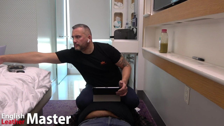 EnglishLeathermaster: Seduta in faccia e scoreggia