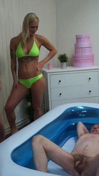 3 filles font pipi sur papi