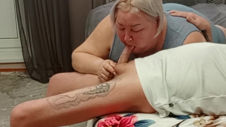 Zona901: Une belle-mère taille une pipe pour jouir de sperme chaud