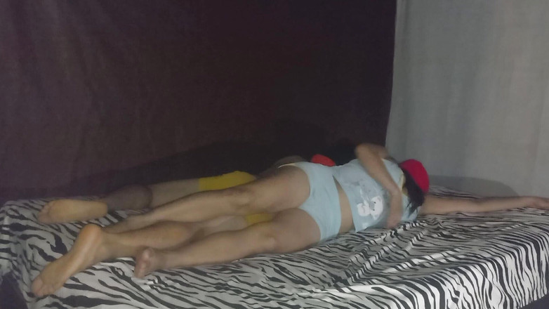 Martin13: Rusteloos stel! Er is iemand anders in de kamer en...