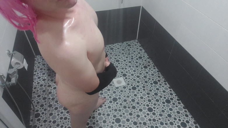 Kitty_Cross: お尻ニューハーフ白おいしい曲線美ボディがバスルームの床でいちゃつく