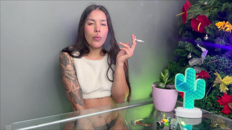 Rollerpublic: Rebel Girl Offers Yo Her Cigarrette