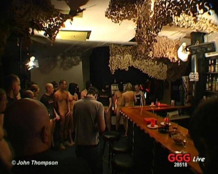 GGG John Thompson OLD STYLE: Ggg - 야생 바 파티에서 갱뱅 당하는 금발의 폭탄 산드라 스타 - 그녀를 모두 따먹는 걸 지켜봐!