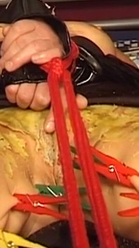 Insaciável madura fetiche milf encharcada em selvagem bondage play