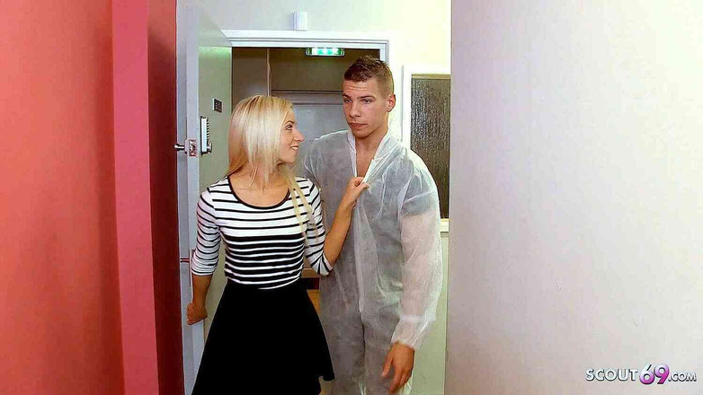 Full porn collection: Mager kantoormeisje Kiara Lord krijgt een geheime rauwe neukpartij op...