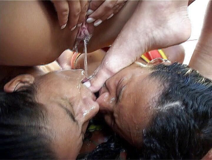 All about pee: Piss dominují dívky Rosa - Maria - Melissa - Lisa - Anca - Julia