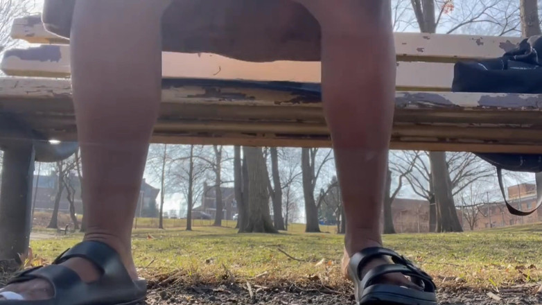 Super sexy ebony cuties: Publiczna masturbacja na ławce w parku