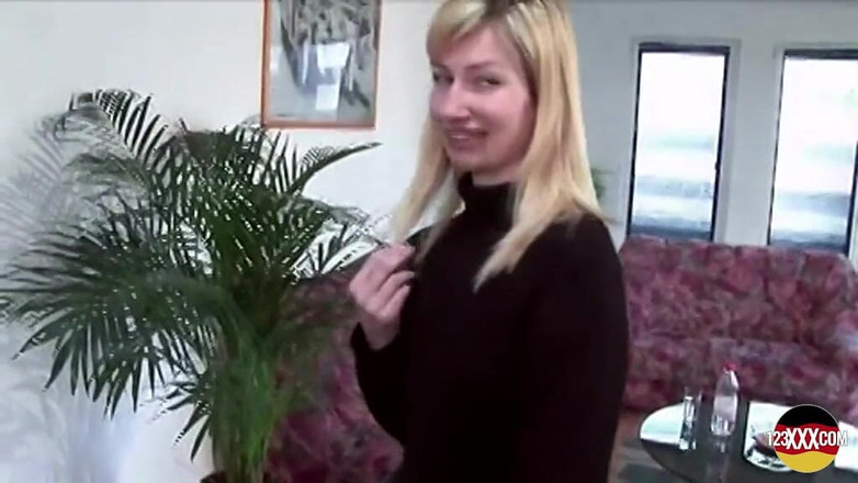 123XXX - 100% Amateurs: 她喜欢在你观看的时候在椅子上自慰