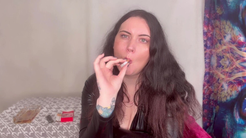 MissFFW: キャットスーツ姿で数本のタバコを楽しんでいるMiss Ffwさん