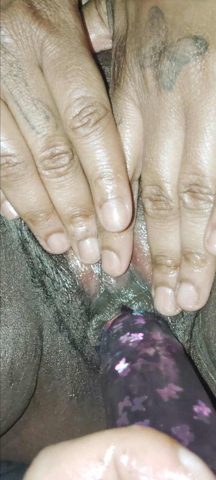 Lola Tha Pink Bunny: Acariciando su coño con el consolador!