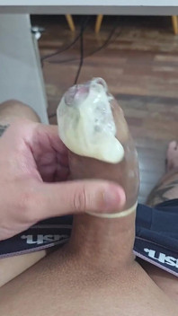 Polla super dura y grande dentro de un condón - juego de condón