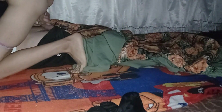 Mr_jhovin: 私はアレクサンドラの家を訪れ、私は眠りについたのですが、夜明けにみんなが休んでいる間に、彼女は私を探して私の全体を埋めました