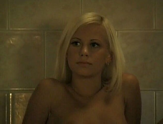 Flash Model Amateurs: Bajeczna blondynka robi się naga przy basenie