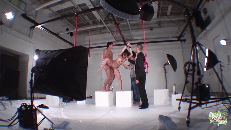 Magic Asian Pussy: 这位可爱的亚洲美女正在刚剃光的爱情隧道里拍摄照片。