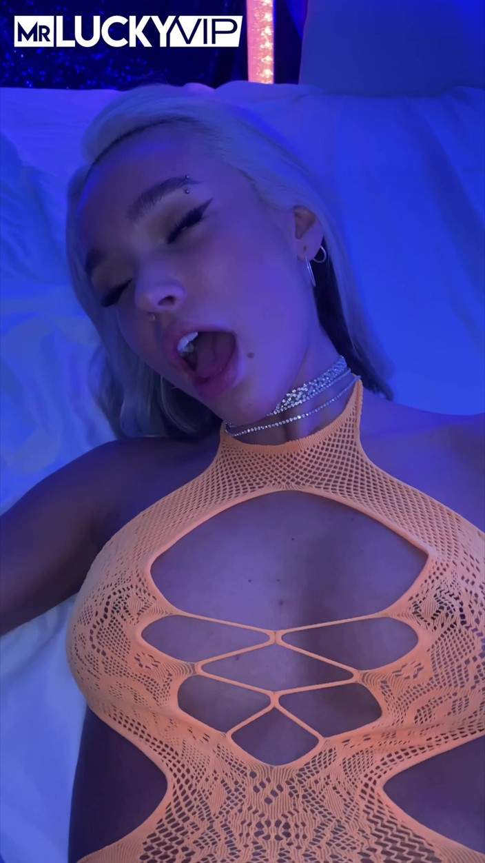 Mr Lucky VIP: Rara Knupps Recieves a Lewd Tratament