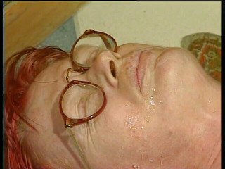 Xfamster: Niegrzeczna ruda babcia cieszyć się młodym kutasem