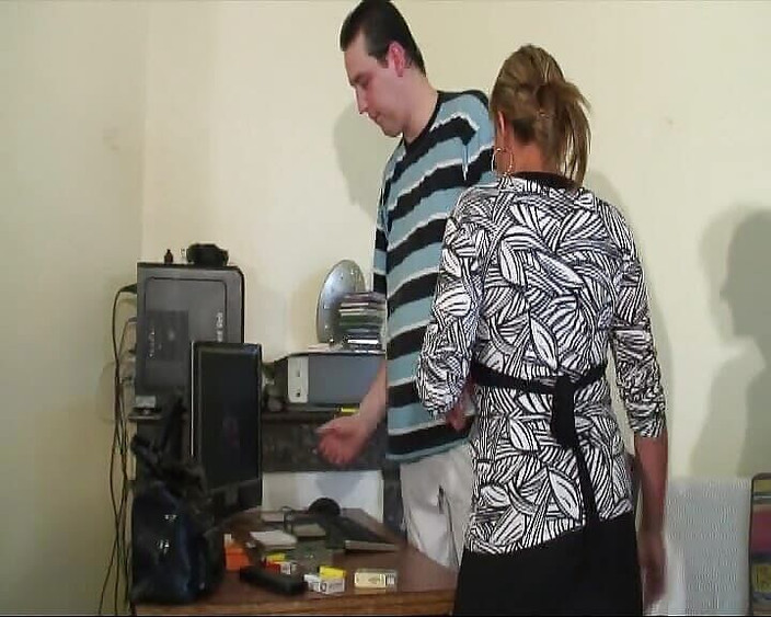 Monde Francais: Французская тинка и милфа делят загруженного Pecker вместе